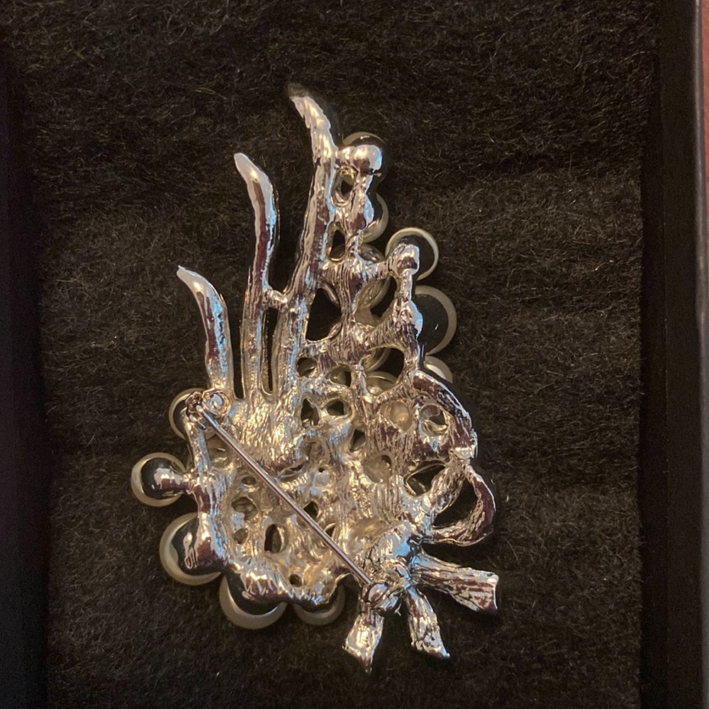 Statement Brooch - Picture 5 of 10